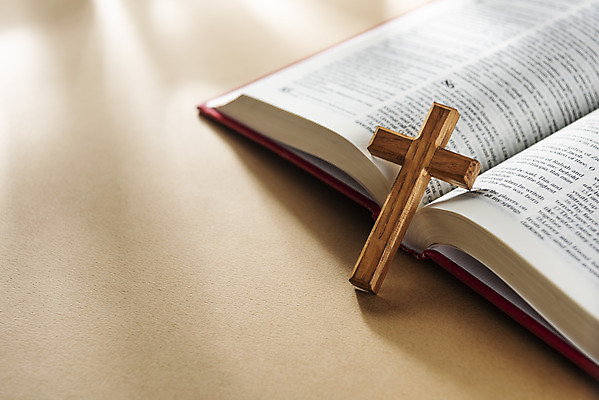 포토 JPG 스튜디오촬영 기독교 종교 십자가 실내 사람없음 갈색 성경 기도 오브젝트 예배 찬양 숭배 성경말씀 갈색배경 국내포토 컬러 백그라운드 종교용품 내부 파일형식