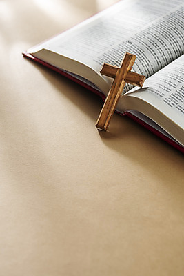 포토 JPG 스튜디오촬영 기독교 종교 십자가 실내 사람없음 성경 기도 오브젝트 예배 찬양 숭배 성경말씀 갈색배경 국내포토 백그라운드 종교용품 내부 갈색 파일형식