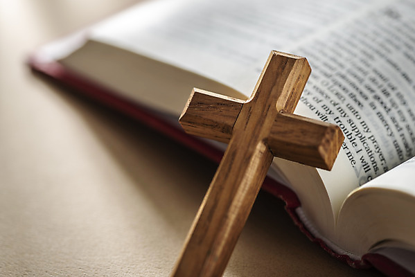 포토 JPG 스튜디오촬영 기독교 종교 십자가 실내 근접촬영 사람없음 갈색 성경 기도 오브젝트 예배 찬양 숭배 성경말씀 갈색배경 국내포토 뷰포인트 컬러 백그라운드 종교용품 내부 파일형식