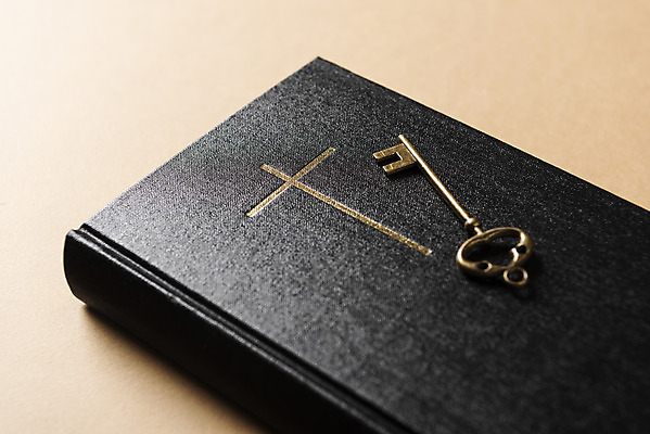 포토 JPG 스튜디오촬영 기독교 종교 십자가 열쇠 실내 사람없음 성경 기도 오브젝트 예배 찬양 숭배 갈색배경 국내포토 백그라운드 종교용품 내부 갈색 파일형식