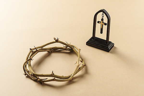 포토 JPG 스튜디오촬영 기독교 종교 십자가 실내 사람없음 기도 예수 오브젝트 예배 찬양 가시면류관 노란배경 숭배 갈색배경 국내포토 백그라운드 종교용품 내부 갈색 노란색 신_종교 파일형식