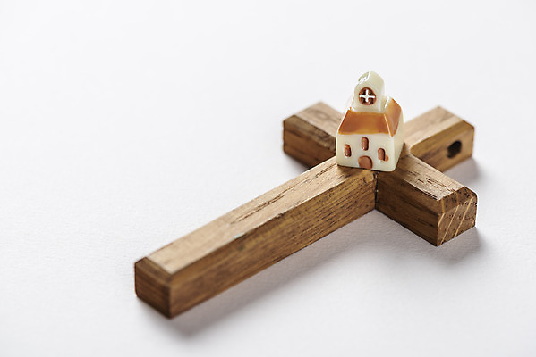 포토 JPG 스튜디오촬영 기독교 종교 십자가 실내 사람없음 갈색 교회 미니어처 기도 오브젝트 흰배경 예배 찬양 숭배 국내포토 컬러 백그라운드 종교건축 내부 건물 모형 흰색 파일형식