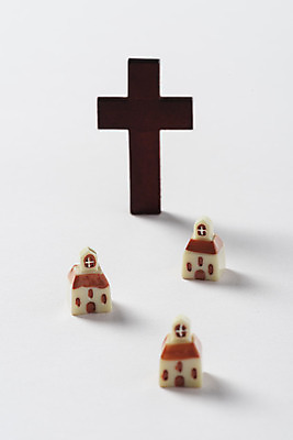 포토 JPG 스튜디오촬영 기독교 종교 십자가 실내 사람없음 갈색 교회 미니어처 기도 오브젝트 흰배경 예배 찬양 숭배 국내포토 컬러 백그라운드 종교건축 내부 건물 모형 흰색 파일형식