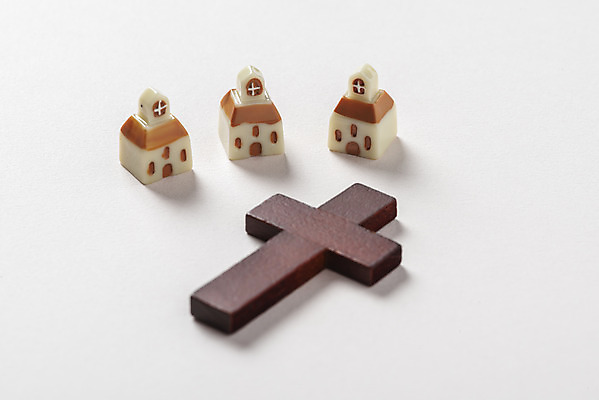 포토 JPG 스튜디오촬영 기독교 종교 십자가 실내 사람없음 교회 미니어처 오브젝트 흰배경 예배 찬양 숭배 국내포토 백그라운드 종교건축 내부 건물 모형 흰색 파일형식