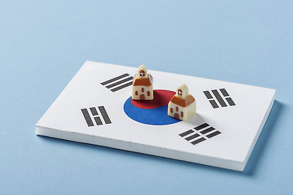 포토 JPG 스튜디오촬영 기독교 종교 십자가 실내 사람없음 파란색 교회 미니어처 태극기 오브젝트 파란배경 예배 찬양 숭배 국내포토 컬러 백그라운드 종교건축 내부 건물 모형 국기 파일형식