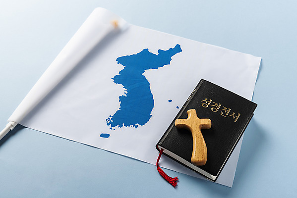 포토 JPG 스튜디오촬영 기독교 종교 십자가 실내 사람없음 파란색 하이앵글 갈색 성경 흰색 기도 오브젝트 파란배경 예배 찬양 한반도 남한 북한 숭배 통일 한반도기 국내포토 아시아 뷰포인트 컬러 백그라운드 종교용품 내부 깃발 파일형식