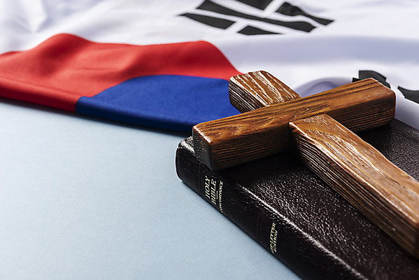 포토 JPG 스튜디오촬영 기독교 종교 십자가 실내 사람없음 파란색 갈색 성경 기도 태극기 오브젝트 파란배경 예배 찬양 숭배 국내포토 컬러 백그라운드 종교용품 내부 국기 파일형식