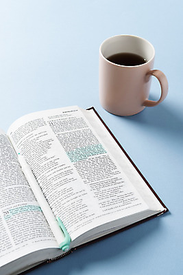 포토 JPG 스튜디오촬영 기독교 종교 커피 실내 사람없음 파란색 성경 머그컵 기도 오브젝트 파란배경 예배 찬양 숭배 성경말씀 국내포토 음료 컬러 백그라운드 종교용품 내부 컵 파일형식