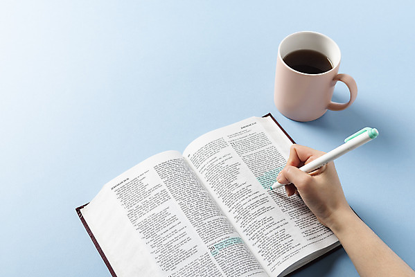 포토 JPG 스튜디오촬영 손 기독교 종교 커피 실내 신체부위 파란색 성경 머그컵 기도 오브젝트 파란배경 예배 형광펜 숭배 성경말씀 국내포토 음료 컬러 백그라운드 종교용품 사람 내부 컵 펜 파일형식