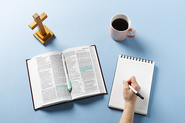 포토 JPG 스튜디오촬영 손 기독교 종교 커피 십자가 실내 신체부위 파란색 하이앵글 펜 볼펜 공책 성경 머그컵 기도 기록 오브젝트 파란배경 예배 찬양 형광펜 숭배 플랫레이 국내포토 음료 뷰포인트 컬러 백그라운드 종교용품 문구용품 사람 내부 컵 필기구 플랫 파일형식