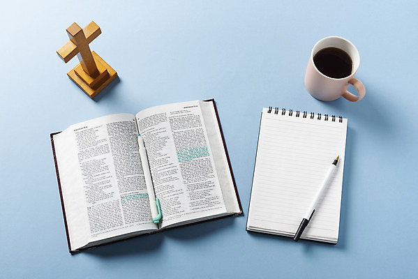 포토 JPG 스튜디오촬영 기독교 종교 커피 십자가 실내 사람없음 파란색 하이앵글 펜 볼펜 교회 공책 성경 머그컵 기도 하나님 오브젝트 파란배경 예배 찬양 형광펜 숭배 플랫레이 국내포토 음료 뷰포인트 컬러 백그라운드 종교용품 종교건축 문구용품 내부 건물 컵 필기구 신_종교 플랫 파일형식