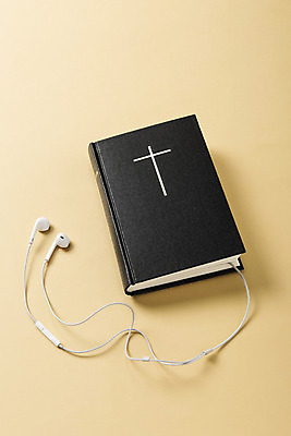 포토 JPG 스튜디오촬영 기독교 종교 이어폰 실내 사람없음 하이앵글 성경 오브젝트 예배 찬양 숭배 갈색배경 국내포토 뷰포인트 음향기기 백그라운드 종교용품 내부 갈색 파일형식