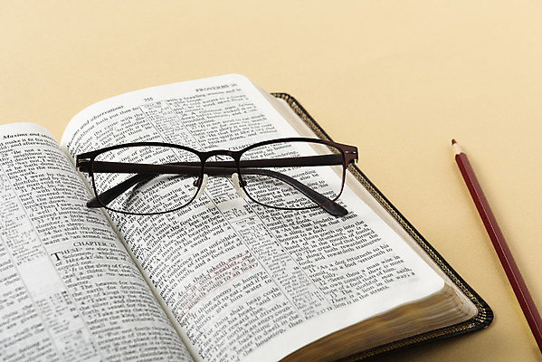포토 JPG 스튜디오촬영 기독교 종교 안경 실내 근접촬영 사람없음 연필 노란색 성경 기도 오브젝트 예배 찬양 숭배 갈색배경 국내포토 잡화 뷰포인트 컬러 백그라운드 종교용품 학용품 내부 필기구 갈색 파일형식