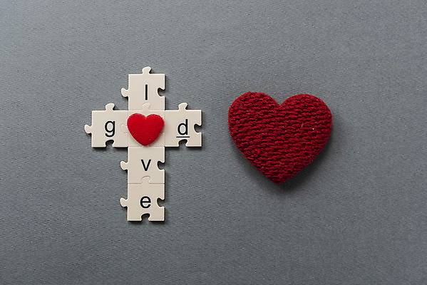 포토 JPG 스튜디오촬영 알파벳 영어 기독교 종교 십자가 회색배경 실내 사람없음 빨간색 단어 하이앵글 회색 기도 하트 하나님 퍼즐 오브젝트 예배 하트쿠션 찬양 숭배 플랫레이 국내포토 모양 문자 뷰포인트 컬러 백그라운드 쿠션 내부 신_종교 플랫 파일형식