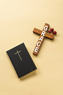 포토 JPG 스튜디오촬영 영어 열매 기독교 종교 십자가 실내 사람없음 하이앵글 갈색 노란색 성경 오브젝트 예배 찬양 숭배 은혜 플랫레이 갈색배경 국내포토 식물 문자 뷰포인트 컬러 백그라운드 종교용품 내부 플랫 파일형식