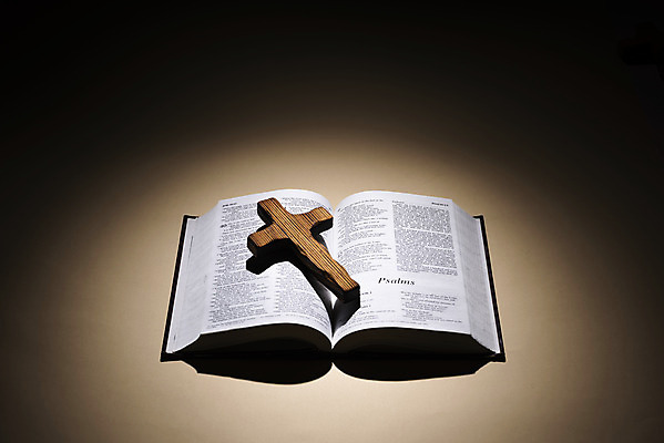 포토 JPG 스튜디오촬영 기독교 종교 십자가 실내 사람없음 빛 갈색 성경 어둠 기도 오브젝트 예배 찬양 숭배 국내포토 컬러 종교용품 내부 파일형식