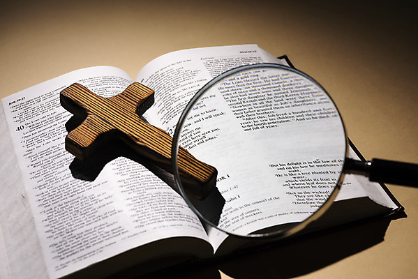 포토 JPG 스튜디오촬영 기독교 종교 십자가 돋보기 실내 사람없음 갈색 교회 성경 기도 오브젝트 예배 숭배 국내포토 컬러 종교용품 종교건축 내부 건물 파일형식