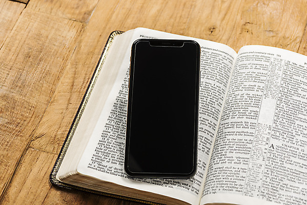 포토 JPG 스튜디오촬영 기독교 종교 실내 사람없음 스마트폰 갈색 성경 기도 오브젝트 찬양 숭배 갈색배경 나무배경 국내포토 컬러 백그라운드 종교용품 내부 핸드폰 스마트기기 파일형식