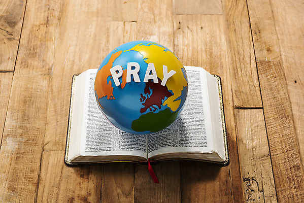 포토 JPG 스튜디오촬영 영어 기독교 종교 지구 실내 사람없음 하이앵글 갈색 지구본 성경 기도 오브젝트 예배 찬양 선교 숭배 갈색배경 나무배경 국내포토 문자 뷰포인트 컬러 백그라운드 종교용품 내부 파일형식