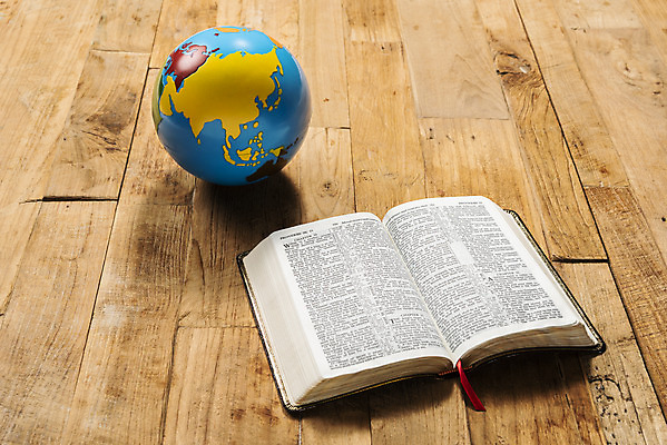 포토 JPG 스튜디오촬영 기독교 종교 지구 실내 사람없음 갈색 지구본 성경 오브젝트 예배 찬양 선교 숭배 갈색배경 나무배경 국내포토 컬러 백그라운드 종교용품 내부 파일형식