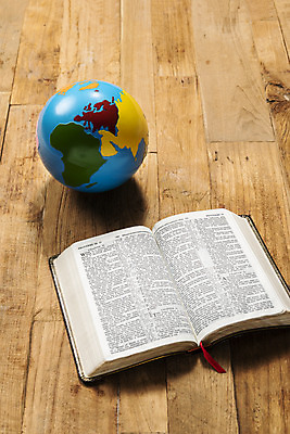 포토 JPG 스튜디오촬영 기독교 종교 지구 실내 사람없음 갈색 지구본 성경 오브젝트 예배 찬양 선교 숭배 갈색배경 나무배경 국내포토 컬러 백그라운드 종교용품 내부 파일형식