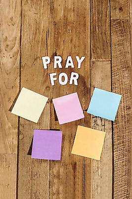 포토 JPG 스튜디오촬영 영어 기독교 종교 종이 실내 사람없음 하이앵글 컬러풀 갈색 기도 오브젝트 포스트잇 예배 찬양 숭배 플랫레이 갈색배경 나무배경 국내포토 문자 뷰포인트 컬러 백그라운드 내부 메모지 플랫 파일형식