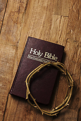 포토 JPG 스튜디오촬영 기독교 종교 실내 사람없음 하이앵글 갈색 성경 기도 오브젝트 예배 찬양 가시면류관 숭배 플랫레이 갈색배경 나무배경 국내포토 뷰포인트 컬러 백그라운드 종교용품 내부 플랫 파일형식