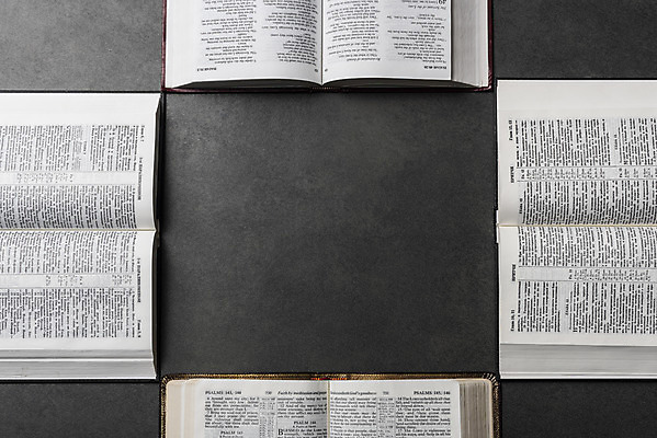 포토 JPG 스튜디오촬영 기독교 종교 검은배경 프레임 실내 사람없음 하이앵글 교회 검은색 성경 기도 오브젝트 찬양 숭배 플랫레이 국내포토 뷰포인트 컬러 백그라운드 종교용품 종교건축 내부 건물 플랫 파일형식