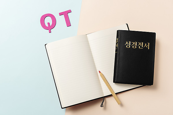 포토 JPG 스튜디오촬영 기독교 종교 사람없음 하이앵글 컬러풀 연필 교회 공책 성경 기록 오브젝트 찬양 숭배 플랫레이 국내포토 뷰포인트 컬러 종교용품 종교건축 문구용품 학용품 실내 건물 필기구 플랫 파일형식