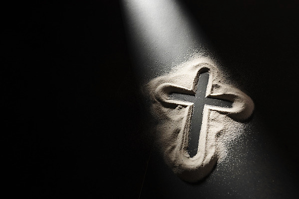 포토 JPG 스튜디오촬영 기독교 종교 모래 십자가 검은배경 실내 사람없음 빛 검은색 오브젝트 찬양 숭배 국내포토 컬러 백그라운드 내부 파일형식