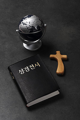 포토 JPG 스튜디오촬영 기독교 종교 십자가 검은배경 실내 사람없음 지구본 검은색 성경 오브젝트 예배 찬양 선교 숭배 국내포토 컬러 백그라운드 종교용품 내부 파일형식