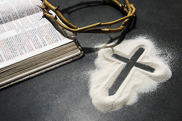 포토 JPG 스튜디오촬영 기독교 종교 모래 십자가 검은배경 실내 사람없음 검은색 성경 오브젝트 찬양 가시면류관 숭배 국내포토 컬러 백그라운드 종교용품 내부 파일형식