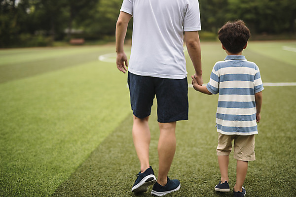 포토 JPG 주간 전신 남자 아들 어린이 40대 중년 가족 사람 잔디 야외 두명 일상 뒷모습 걷기 손잡기 경기장 한국인 하반신 가족라이프 아빠 즐거움 인천 부자지간 남자만 국내포토 자연요소 식물 라이프스타일 감정 뷰포인트 스포츠시설 관계 모션 한국 동양인 성인 라이프 파일형식