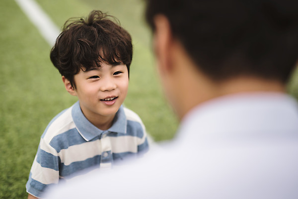포토 JPG 주간 응시 남자 아들 어린이 40대 중년 가족 미소 사람 잔디 상반신 야외 두명 일상 앞모습 뒷모습 아웃포커스 경기장 한국인 가족라이프 아빠 즐거움 마주앉기 인천 부자지간 남자만 국내포토 자연요소 식물 라이프스타일 시선 감정 뷰포인트 스포츠시설 관계 한국 촬영기법 표정 앉기 동양인 성인 라이프 파일형식