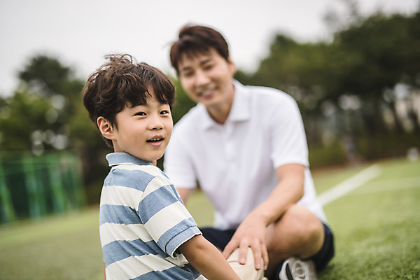 포토 JPG 주간 전신 응시 남자 아들 어린이 40대 중년 가족 미소 사람 앉기 잔디 상반신 야외 두명 일상 앞모습 뒷모습 경기장 한국인 가족라이프 뒤돌아보기 아빠 즐거움 마주앉기 인천 부자지간 남자만 국내포토 자연요소 식물 라이프스타일 시선 감정 뷰포인트 스포츠시설 관계 모션 한국 표정 동양인 성인 라이프 파일형식