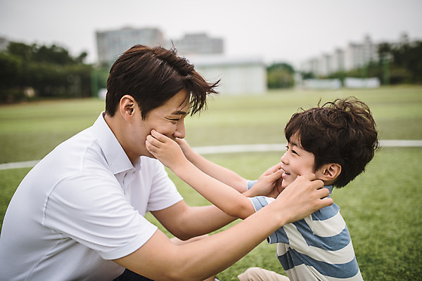 포토 JPG 주간 남자 아들 어린이 40대 중년 장난 가족 미소 사람 잔디 상반신 야외 두명 일상 옆모습 경기장 한국인 가족라이프 아빠 개구쟁이 즐거움 마주앉기 인천 꼬집기 부자지간 남자만 국내포토 자연요소 식물 라이프스타일 감정 뷰포인트 스포츠시설 관계 모션 한국 표정 앉기 동양인 성인 라이프 파일형식
