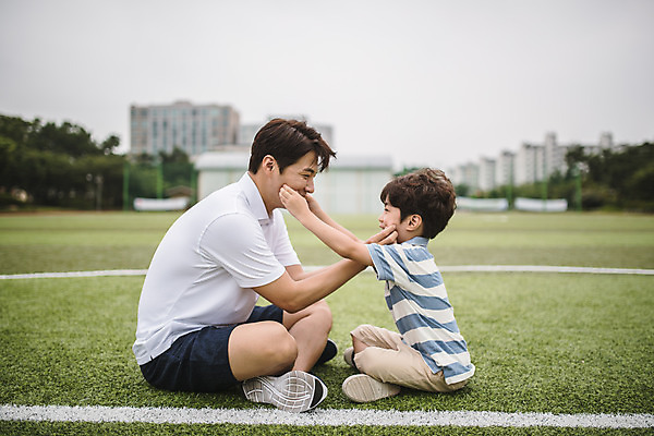 포토 JPG 주간 전신 남자 아들 어린이 40대 중년 장난 가족 사람 앉기 잔디 야외 두명 일상 옆모습 경기장 한국인 가족라이프 아빠 개구쟁이 즐거움 마주앉기 인천 꼬집기 부자지간 남자만 국내포토 자연요소 식물 라이프스타일 감정 뷰포인트 스포츠시설 관계 모션 한국 동양인 성인 라이프 파일형식