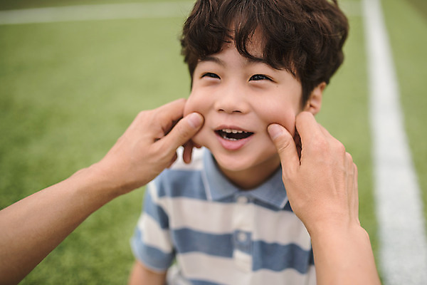 포토 JPG 주간 남자 아들 어린이 40대 중년 장난 가족 미소 웃음 사람 근접촬영 잔디 상반신 야외 두명 일상 앞모습 신체부위 경기장 한국인 양손 가족라이프 아빠 즐거움 인천 꼬집기 부자지간 남자만 국내포토 자연요소 식물 라이프스타일 손 감정 뷰포인트 스포츠시설 관계 모션 한국 표정 동양인 성인 라이프 파일형식
