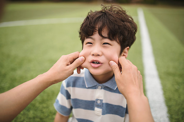 포토 JPG 주간 응시 남자 아들 어린이 40대 중년 장난 가족 미소 사람 잔디 상반신 야외 두명 일상 앞모습 신체부위 경기장 한국인 양손 가족라이프 아빠 즐거움 인천 꼬집기 부자지간 남자만 국내포토 자연요소 식물 라이프스타일 손 시선 감정 뷰포인트 스포츠시설 관계 모션 한국 표정 동양인 성인 라이프 파일형식