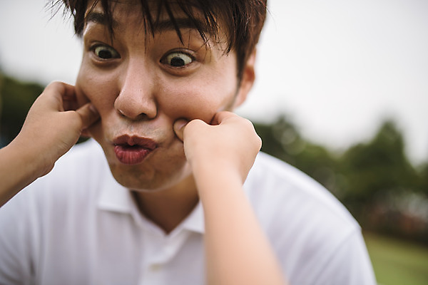 포토 JPG 주간 남자 아들 어린이 40대 중년 장난 가족 놀이 사람 앉기 근접촬영 잔디 상반신 야외 두명 일상 앞모습 신체부위 경기장 한국인 양손 가족라이프 아빠 즐거움 인천 꼬집기 부자지간 남자만 국내포토 자연요소 식물 라이프스타일 손 감정 뷰포인트 스포츠시설 관계 모션 한국 동양인 성인 라이프 파일형식