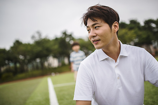 포토 JPG 주간 응시 남자 아들 어린이 40대 중년 가족 서기 미소 사람 앉기 근접촬영 잔디 상반신 야외 두명 일상 앞모습 경기장 한국인 가족라이프 아빠 즐거움 인천 부자지간 남자만 국내포토 자연요소 식물 라이프스타일 시선 감정 뷰포인트 스포츠시설 관계 모션 한국 표정 동양인 성인 라이프 파일형식