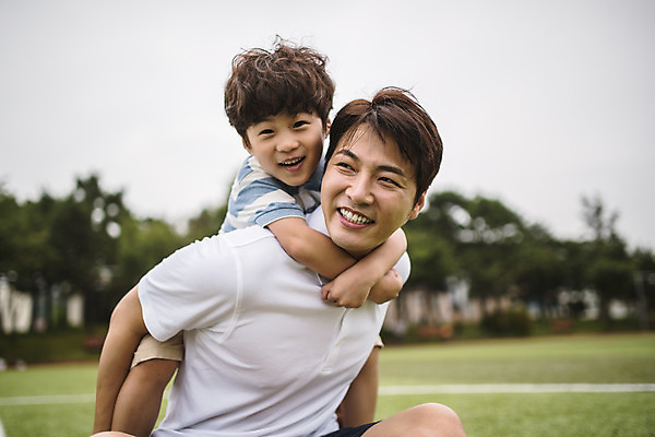 포토 JPG 주간 응시 남자 아들 어린이 40대 중년 가족 매달리기 미소 사람 앉기 잔디 상반신 야외 두명 일상 옆모습 경기장 한국인 가족라이프 아빠 즐거움 업기 인천 부자지간 남자만 국내포토 자연요소 식물 라이프스타일 시선 감정 뷰포인트 스포츠시설 관계 모션 한국 표정 동양인 성인 라이프 파일형식