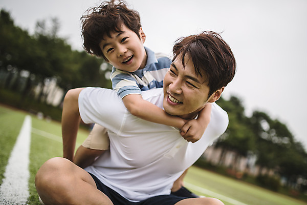 포토 JPG 주간 응시 남자 아들 어린이 40대 중년 가족 서기 미소 사람 앉기 잔디 상반신 야외 두명 일상 앞모습 경기장 한국인 가족라이프 아빠 즐거움 업기 백허그 인천 부자지간 남자만 국내포토 자연요소 식물 라이프스타일 시선 감정 뷰포인트 스포츠시설 관계 모션 포옹 한국 표정 동양인 성인 라이프 파일형식