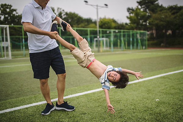 포토 JPG 주간 전신 남자 아들 어린이 40대 중년 장난 가족 서기 들기 사람 잔디 야외 두명 일상 앞모습 경기장 한국인 다리 잡기 가족라이프 아빠 즐거움 인천 돌리기 부자지간 남자만 들어올리기 국내포토 자연요소 식물 라이프스타일 감정 뷰포인트 스포츠시설 관계 모션 한국 동양인 성인 라이프 신체부위 파일형식