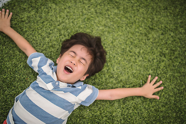 포토 JPG 주간 남자 아들 어린이 장난 팔벌리기 한명 웃음 사람 잔디 상반신 야외 일상 앞모습 하이앵글 눕기 눈감음 경기장 한국인 즐거움 인천 소년한명만 국내포토 자연요소 식물 1 감정 뷰포인트 스포츠시설 가족 모션 한국 표정 동양인 라이프 남자한명만 소년만 파일형식