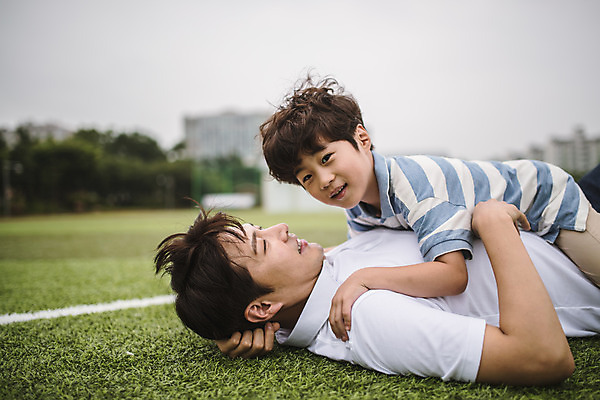 포토 JPG 주간 응시 남자 아들 어린이 40대 중년 장난 가족 미소 사람 잔디 상반신 야외 두명 일상 옆모습 눕기 경기장 한국인 가족라이프 아빠 즐거움 인천 부자지간 남자만 국내포토 자연요소 식물 라이프스타일 시선 감정 뷰포인트 스포츠시설 관계 모션 한국 표정 동양인 성인 라이프 파일형식