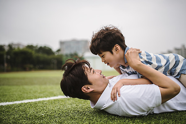 포토 JPG 주간 응시 남자 아들 어린이 40대 중년 장난 가족 미소 사람 잔디 상반신 야외 두명 일상 옆모습 눕기 마주보기 경기장 한국인 가족라이프 아빠 즐거움 인천 부자지간 남자만 국내포토 자연요소 식물 라이프스타일 시선 감정 뷰포인트 스포츠시설 관계 모션 한국 표정 동양인 성인 라이프 파일형식 아시아 스포츠 인종 생활 시설 나라