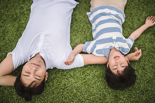 포토 JPG 주간 남자 아들 어린이 40대 중년 가족 미소 사람 잔디 상반신 야외 두명 일상 앞모습 하이앵글 눕기 눈감음 경기장 한국인 가족라이프 아빠 즐거움 팔베개 인천 부자지간 남자만 국내포토 자연요소 식물 라이프스타일 감정 뷰포인트 스포츠시설 관계 모션 한국 표정 동양인 성인 라이프 파일형식