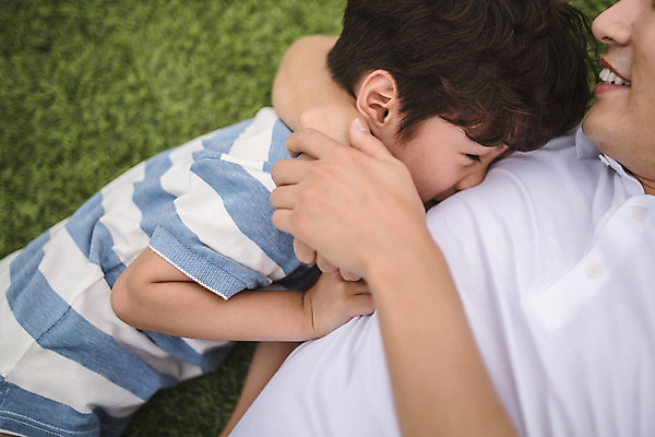 포토 JPG 주간 남자 아들 여유 어린이 40대 중년 장난 가족 안기 놀이 미소 사람 잔디 상반신 야외 두명 일상 옆모습 눕기 경기장 한국인 가족라이프 아빠 즐거움 인천 부자지간 남자만 국내포토 자연요소 식물 라이프스타일 감정 뷰포인트 스포츠시설 관계 모션 한국 표정 동양인 성인 라이프 파일형식