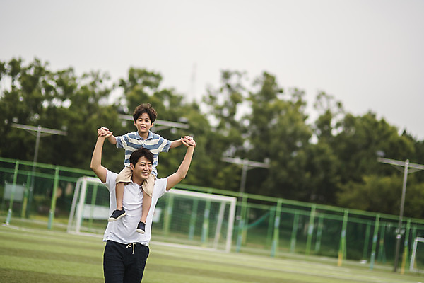 포토 JPG 주간 전신 응시 남자 아들 어린이 40대 중년 가족 놀이 팔벌리기 미소 사람 잔디 상반신 야외 두명 일상 앞모습 걷기 경기장 만세 한국인 가족라이프 목말 아빠 즐거움 인천 놀기 부자지간 남자만 국내포토 자연요소 식물 라이프스타일 시선 감정 뷰포인트 스포츠시설 관계 모션 한국 표정 동양인 성인 라이프 파일형식